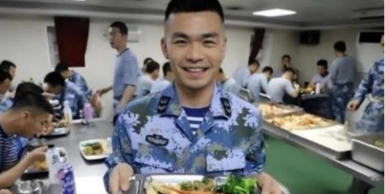 航母有多难养？山东舰编制几千人，食堂一天做七顿饭，顿顿都很丰盛，光是每天伙食费高