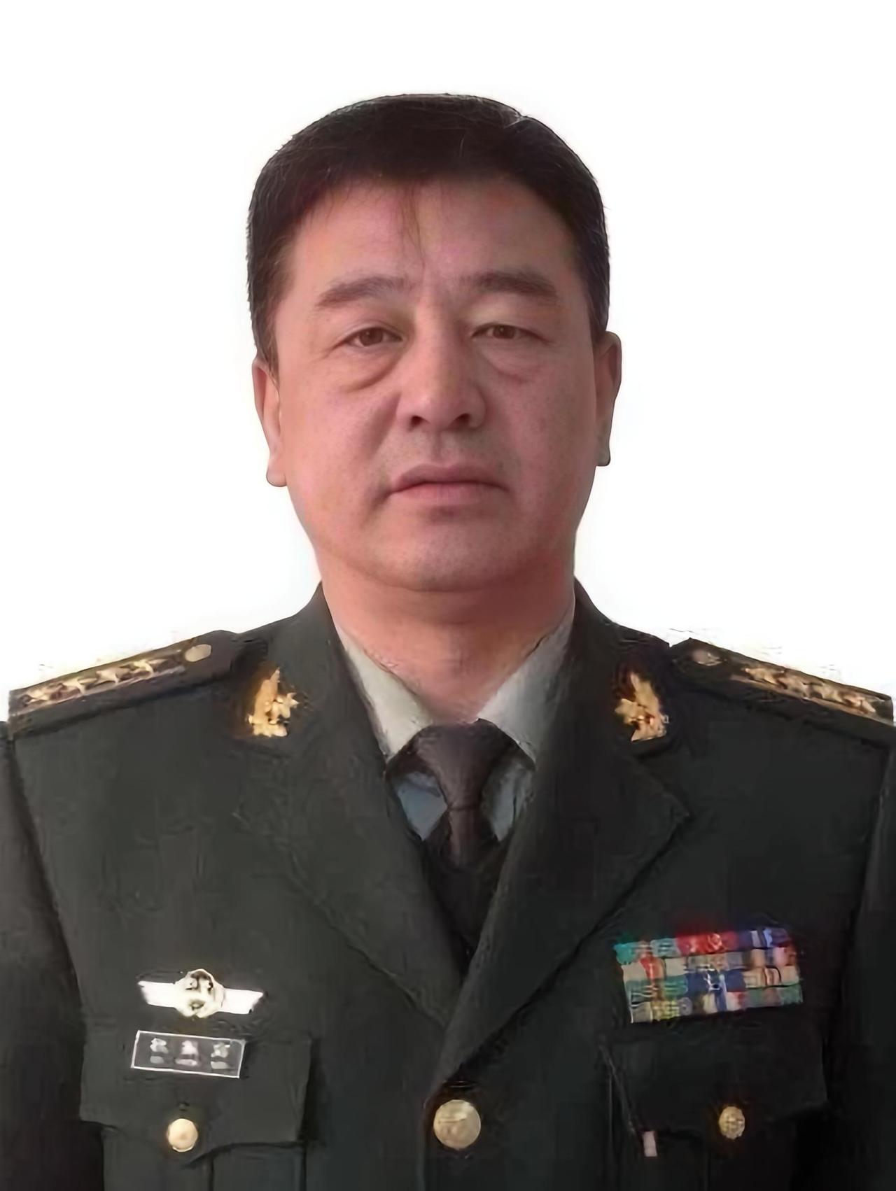 杜振高先后担任中国武警特警学院搏击教官、教研室主任，从事特警搏击教学18年，培养