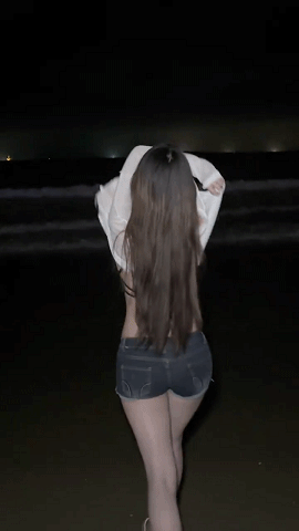 坏话当面说，好话背后说。学会背后夸人，比当面的讨好更具有信服力。 