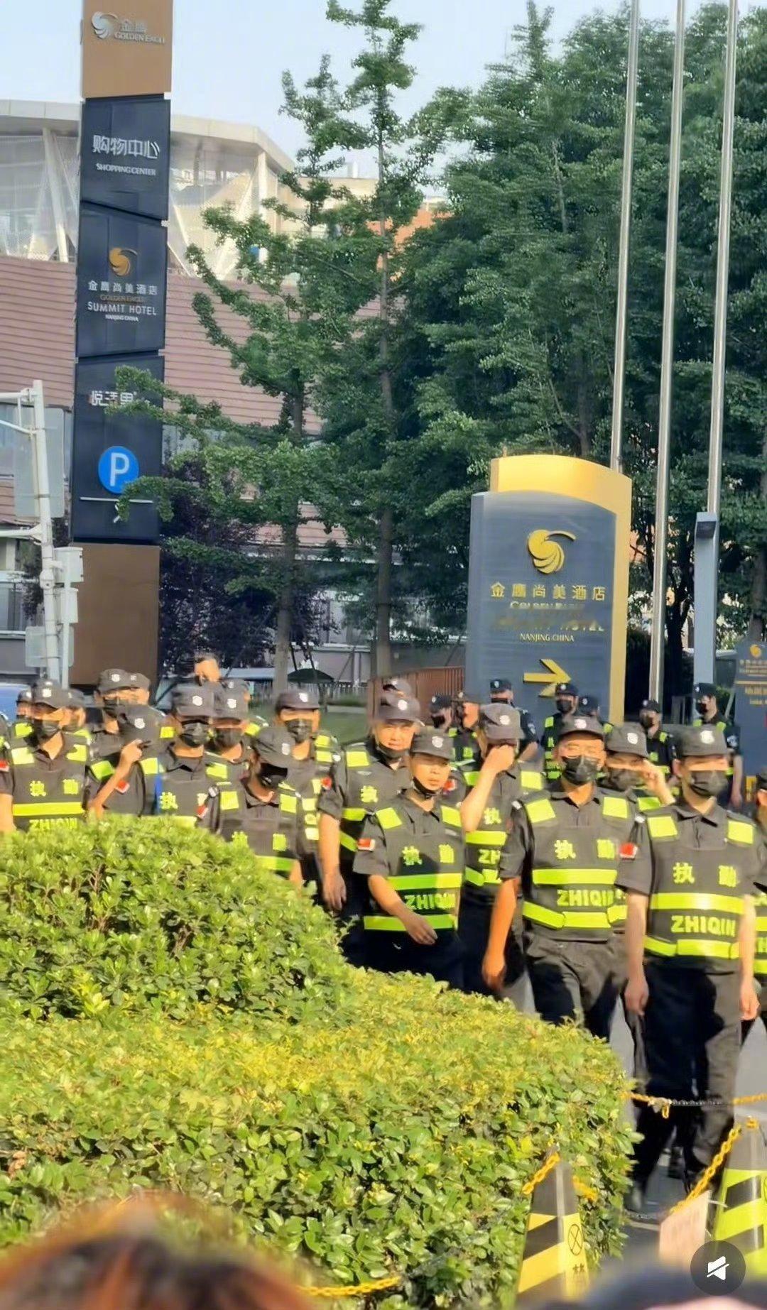 张凌赫南京线下活动安保张凌赫今日南京线下活动，现场设置了大量安保人员，看起来就安