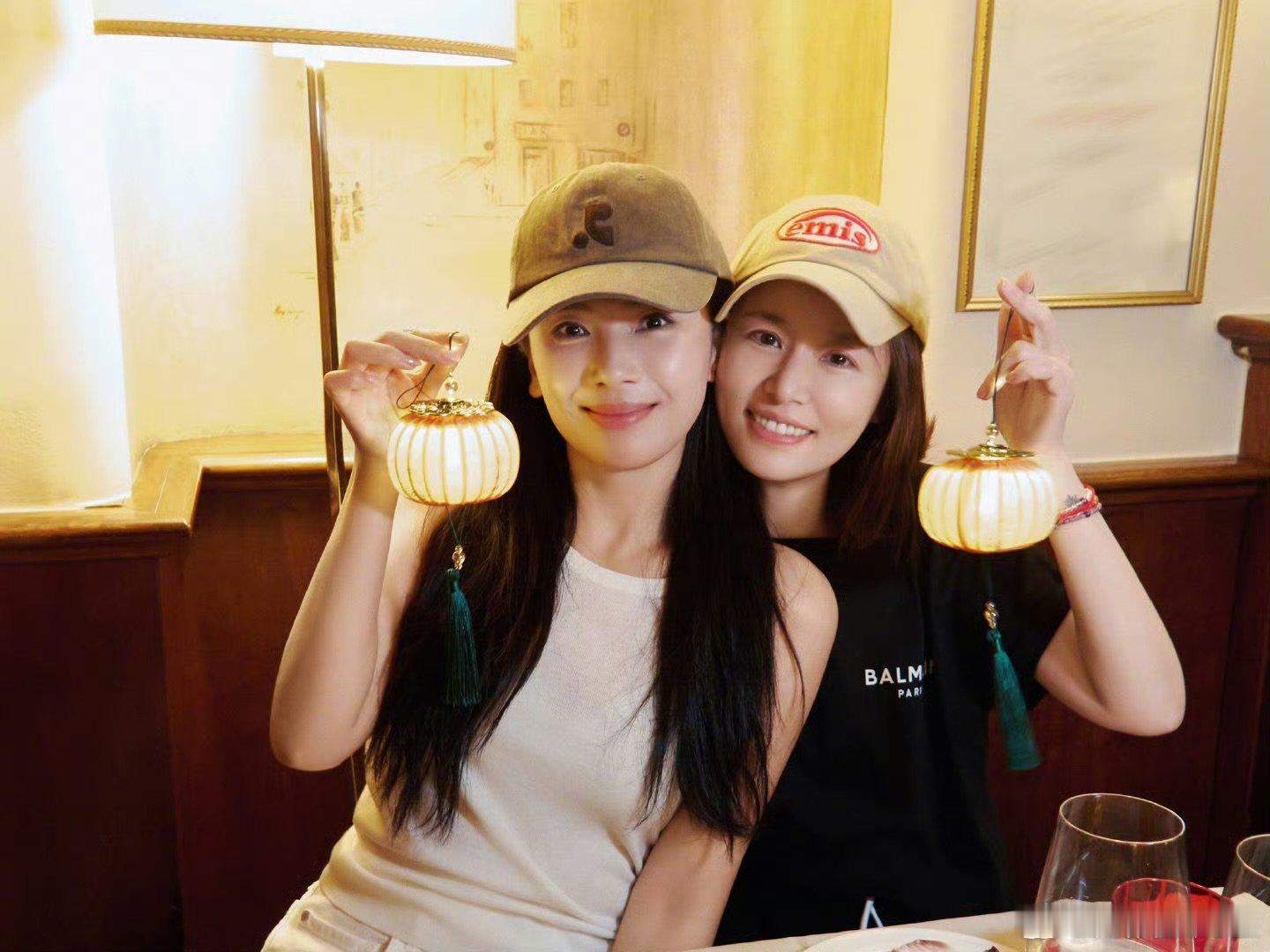 林心如刘涛中秋合照刘涛晒与林心如合照两位大美女在意大利相聚，这画面简直是视觉盛宴