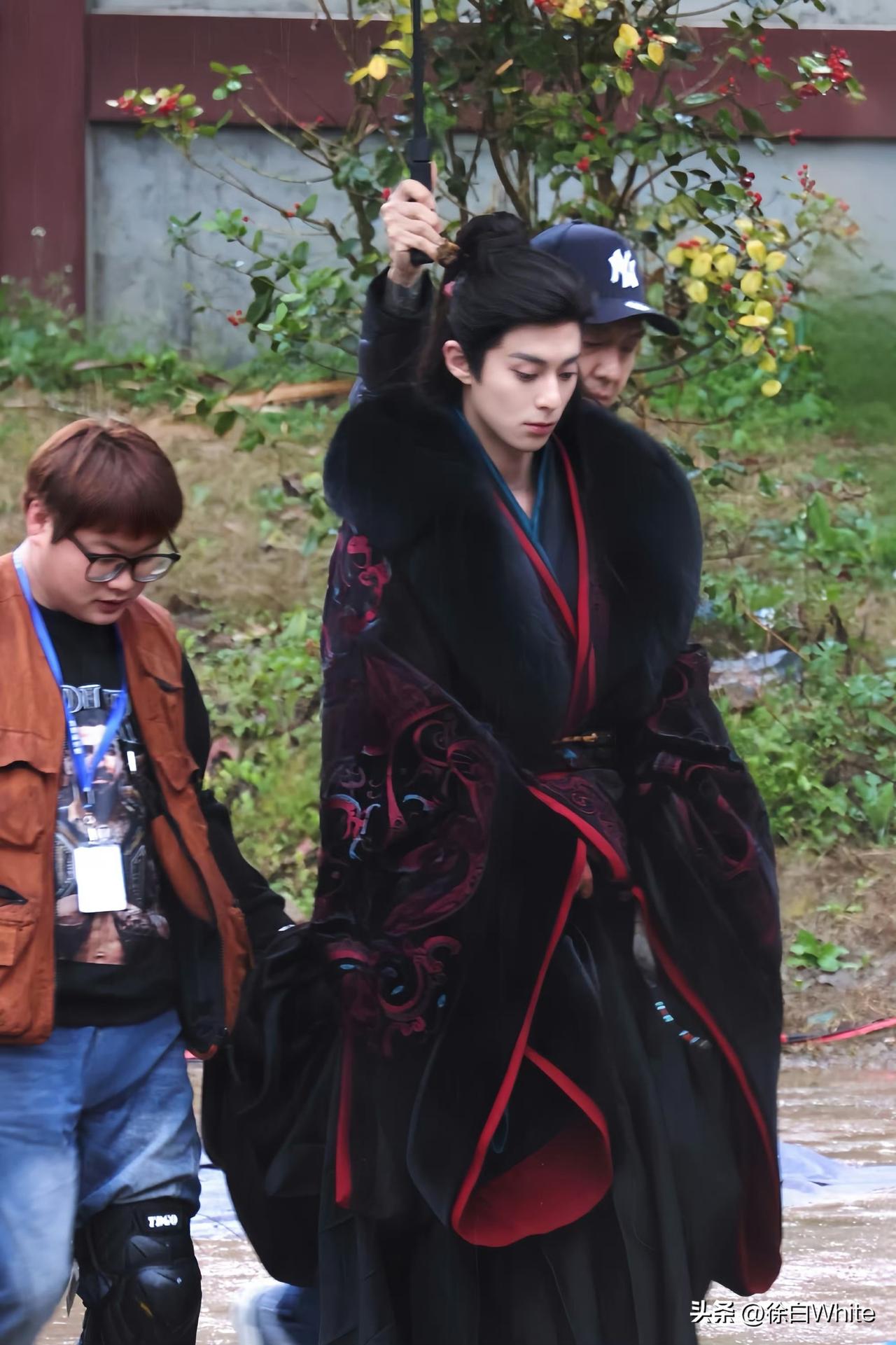 3月1日，王鹤棣《将门毒后》最新路透
红黑色大氅加身，少年感不足但气势很强，应该