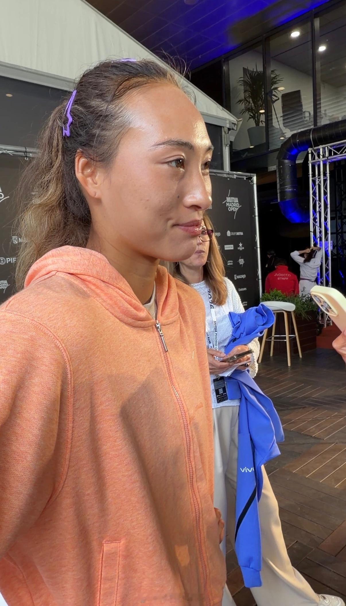 郑钦文 钦文赛后在混采区接受记者们采访时表示，第一盘失利并非因为对手发挥得有多出