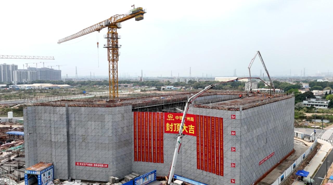 【横沥岛54班九年一贯制学校项目首栋主体结构封顶】3月23日，随着最后一方混凝土