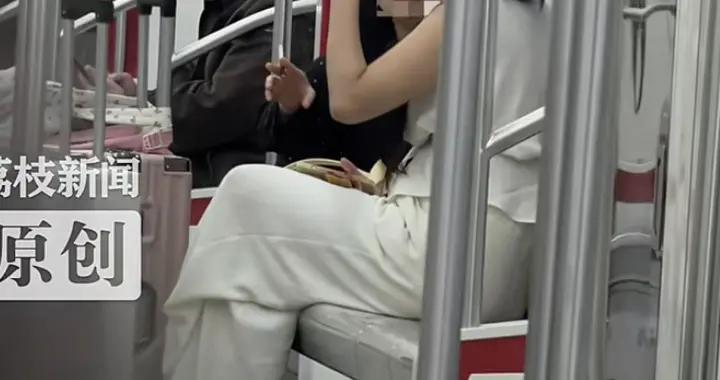 两女子在地铁车厢内吸烟，烟味蔓延到隔壁车厢，同车人：抽完烟后一人直接躺卧在座椅上；南通地铁：正在核查