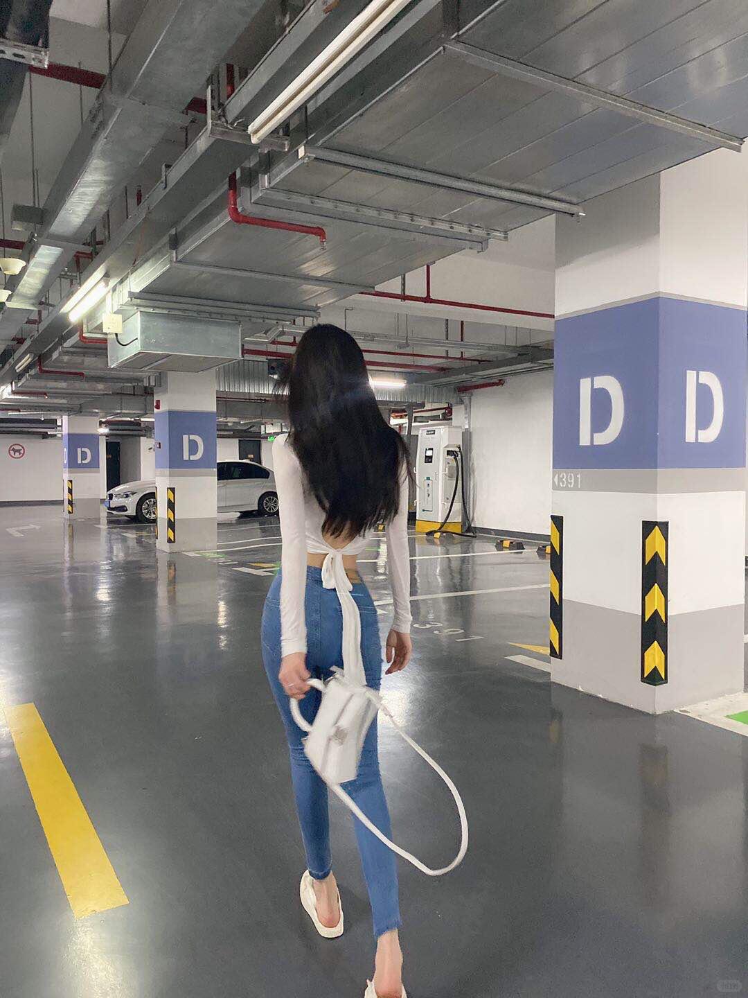 OOTD|心机背影杀 妥妥的气质款打底衫
整件衣服不需要任何装饰就已经很有高级感