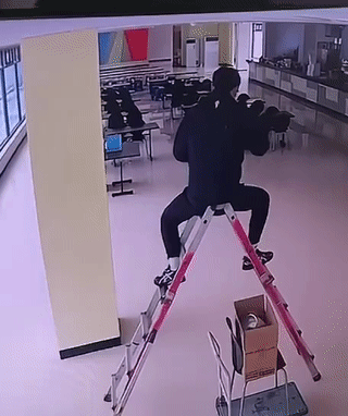 虽然早就已经猜到这哥们肯定会摔下来！
但是看到最后还是觉得那么搞笑[笑哭]