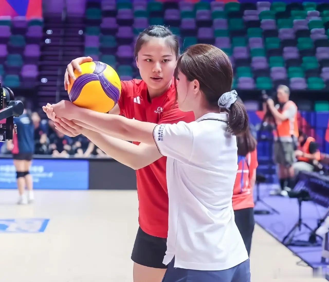 中国女排在香港参加“中国女排全接触”活动，队长龚翔宇化身比赛现场评述，赢得球迷热