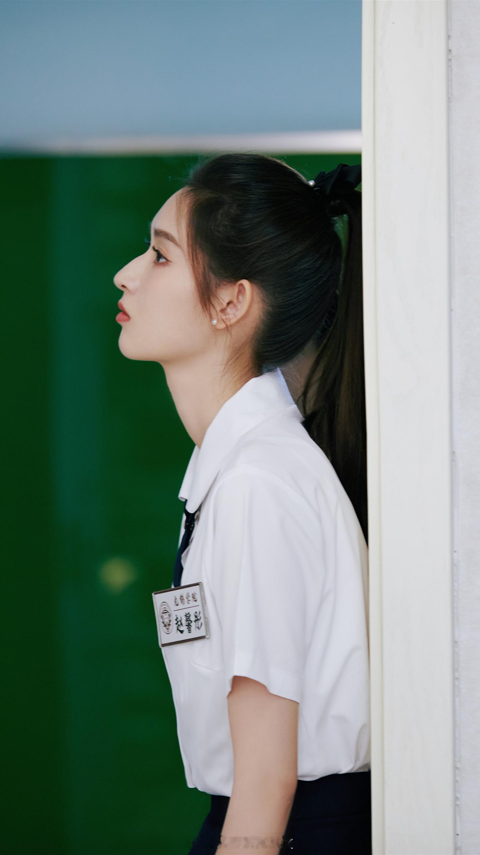 王玉雯黑白穿搭学姐风 