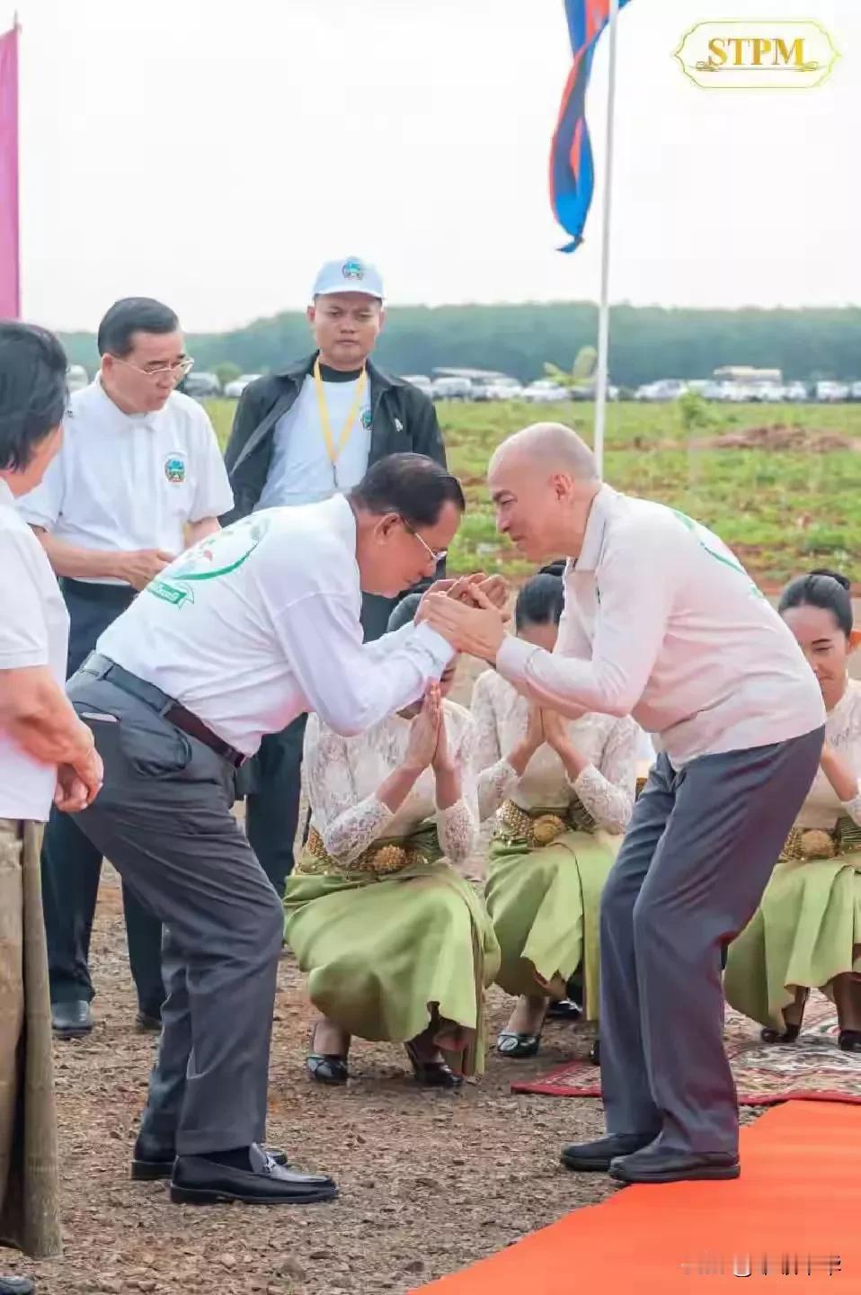 礼多人不怪，在柬埔寨，尤其是国王西哈莫尼与参议院主席洪森两个人在公开场合，将“举