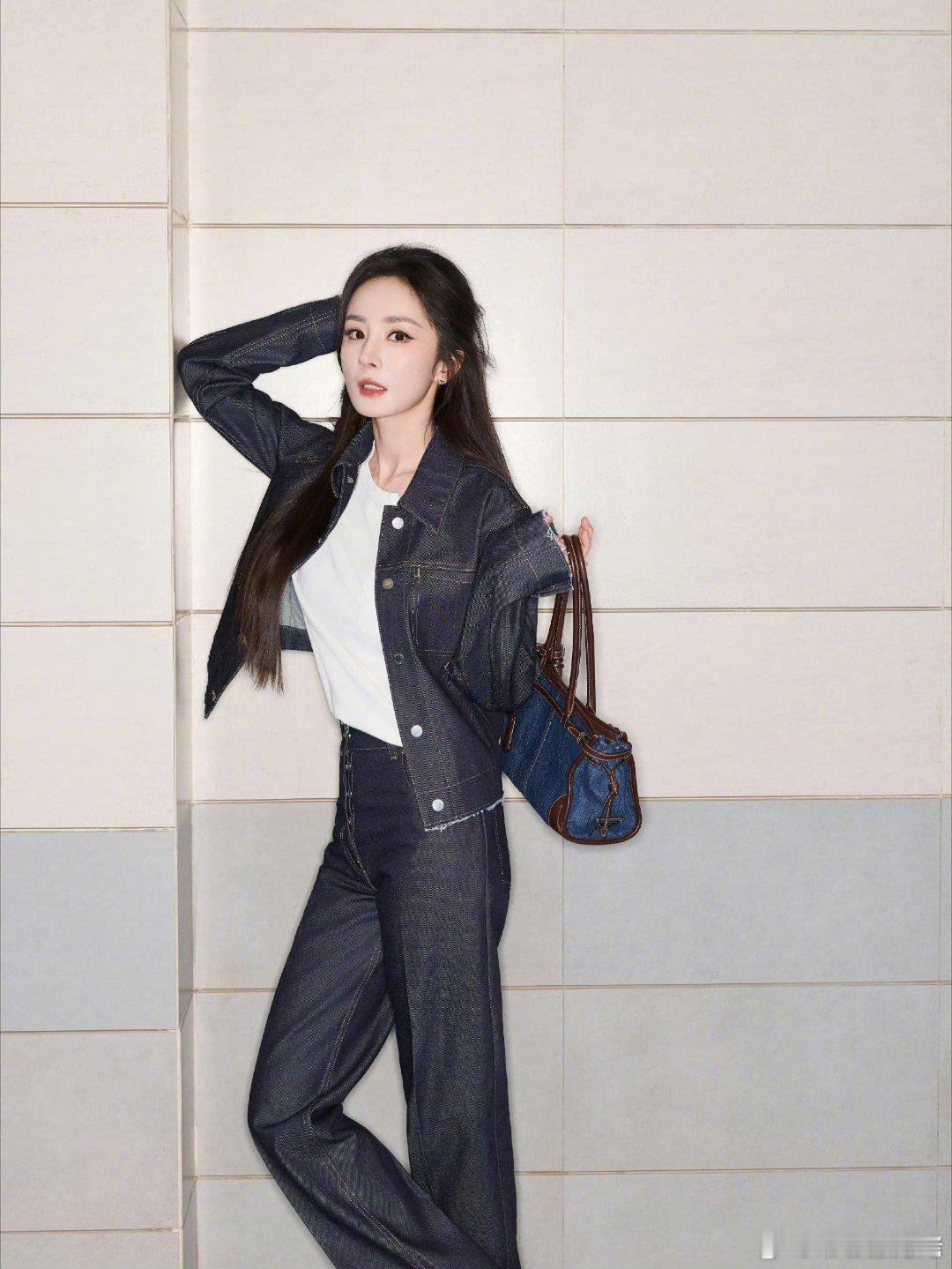 Prada代言人杨幂  杨幂出席Prada时装周 ，工装裤御姐风，真是太飒了！ 