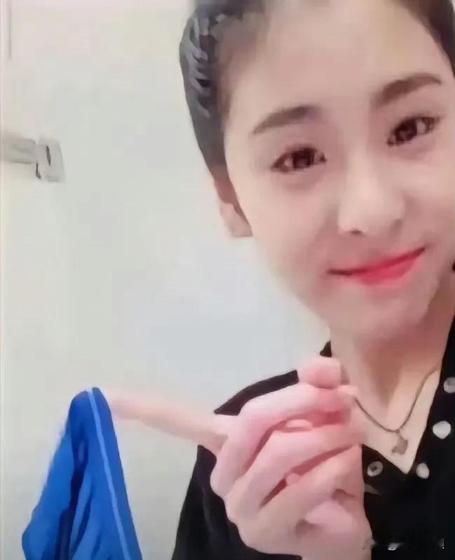 张碧晨的粉丝今天也才知道，偷内裤是p图造谣的。

不知道为什么还有人信，长点脑子