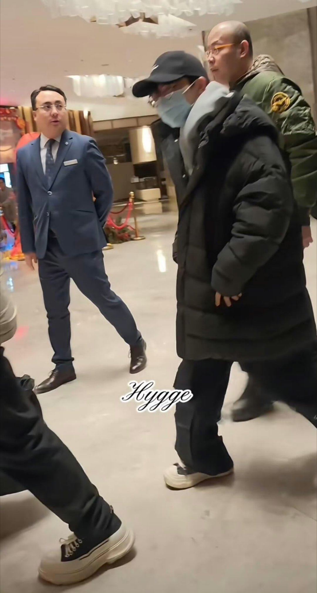 周深落地沈阳录制辽宁春晚周深昨晚低调抵达辽宁沈阳机场，来录制2026辽宁春晚。坐