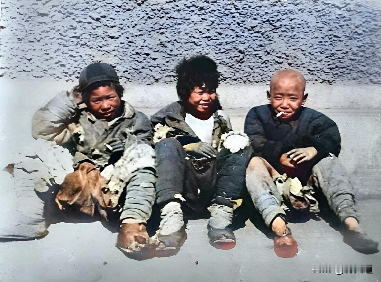 民国，寒冷的冬天里，三名孤儿坐在墙根晒太阳取暖。他们都穿着破棉袄棉裤，以乞讨为生