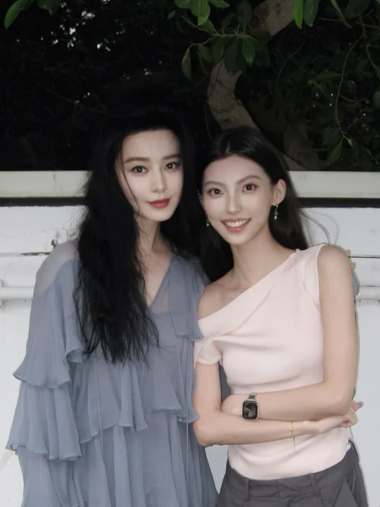 被范冰冰搂着拍照是种什么体验🥹