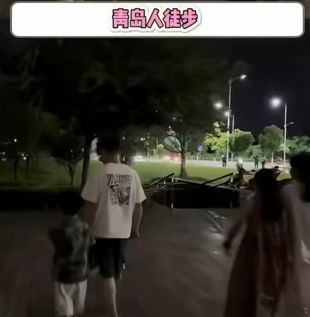 青岛人徒步自带啤酒袋青岛徒步主打一个地道！徒步路上拎一袋鲜啤，吹着海风边走边歇，