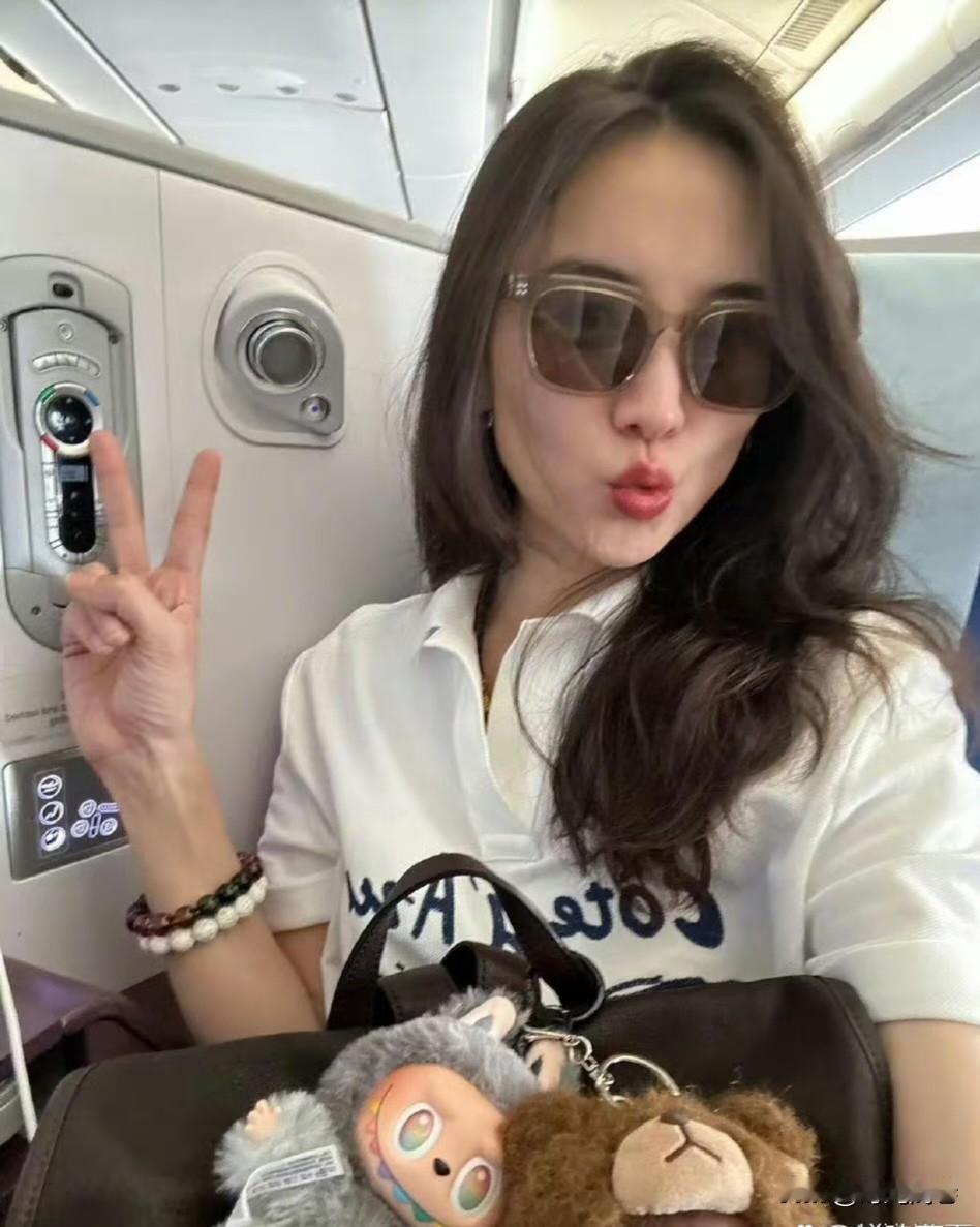 这位戴着墨镜坐在飞机上自拍的美女演员大家看出是谁了吗？她是获得两项电影大奖的新晋