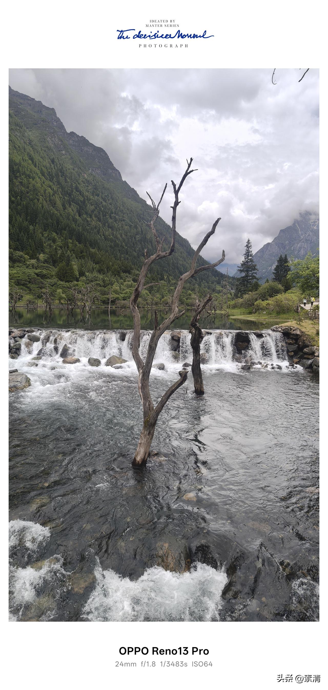 奔赴四姑娘山，最让我念念不忘的，便是水中屹立的成片枯木，堪称独一份的高原浪漫风景