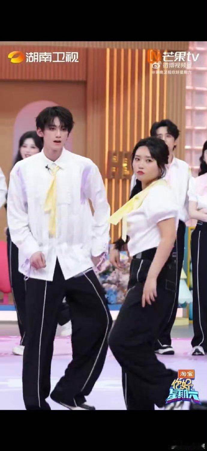 李雪琴赖伟明姐弟双人舞好反差 赖伟明不仅舞跳得好，还时刻照顾李雪琴，教养与温柔并