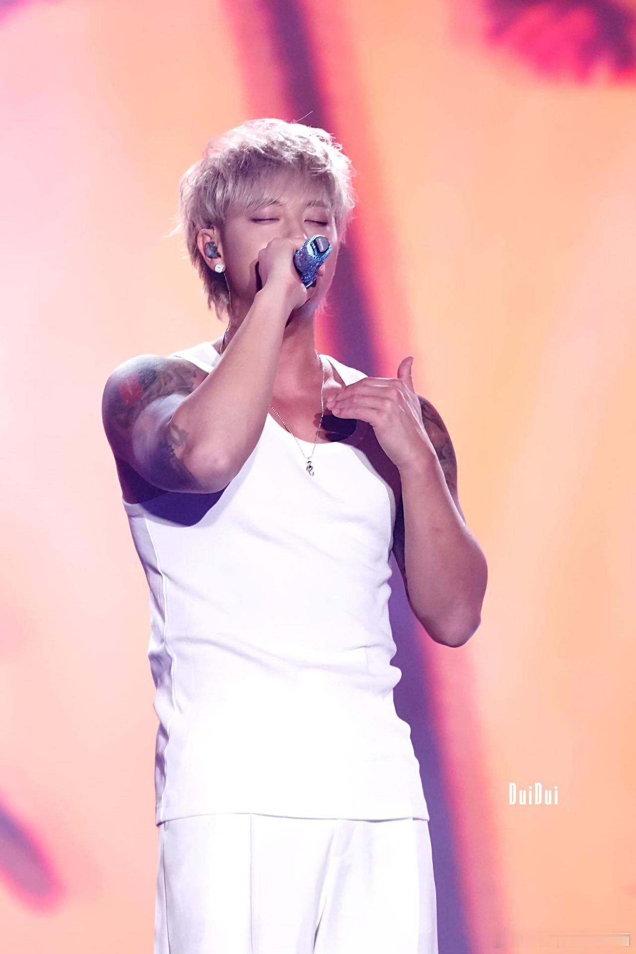 不知道 黄子韬的身材很曼妙 总是感觉黄子韬在每一次的亮相中都在不断变更，身材的变