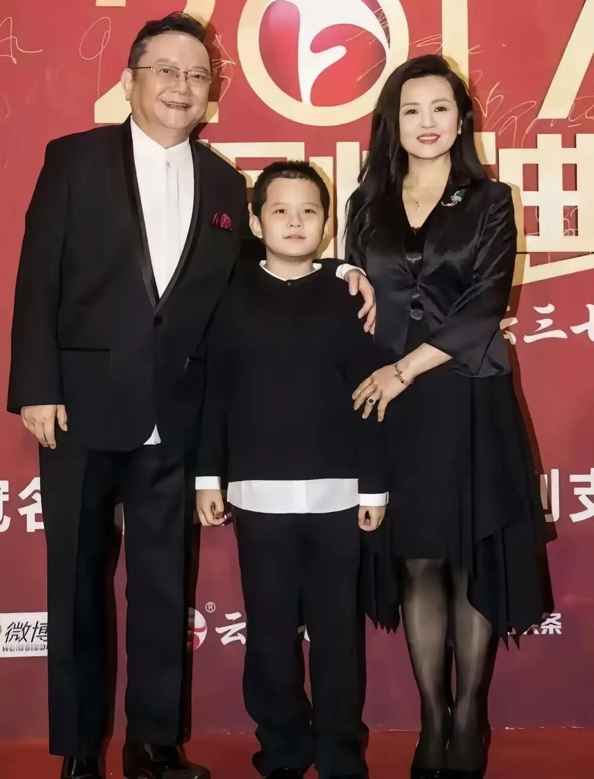 女人无论事业如何成功，还得有老公有孩子，王刚的老婆，很聪明，有老公，有孩子，还有