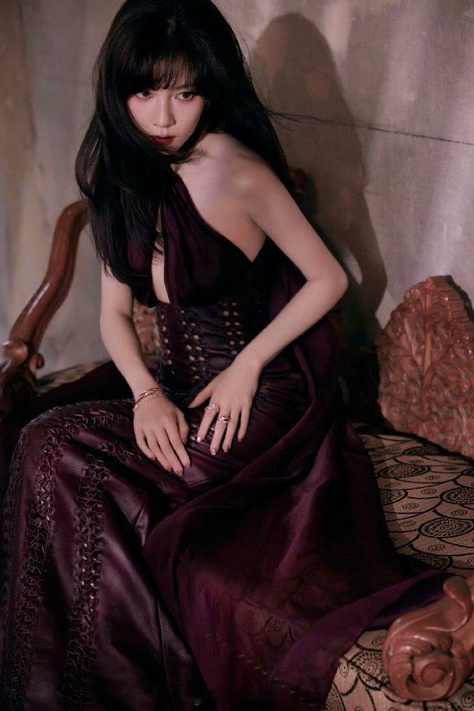 宋妍霏风格大变 内娱奇迹暖暖实锤了！宋妍霏时尚活动这两套造型直接杀疯了，深色系长