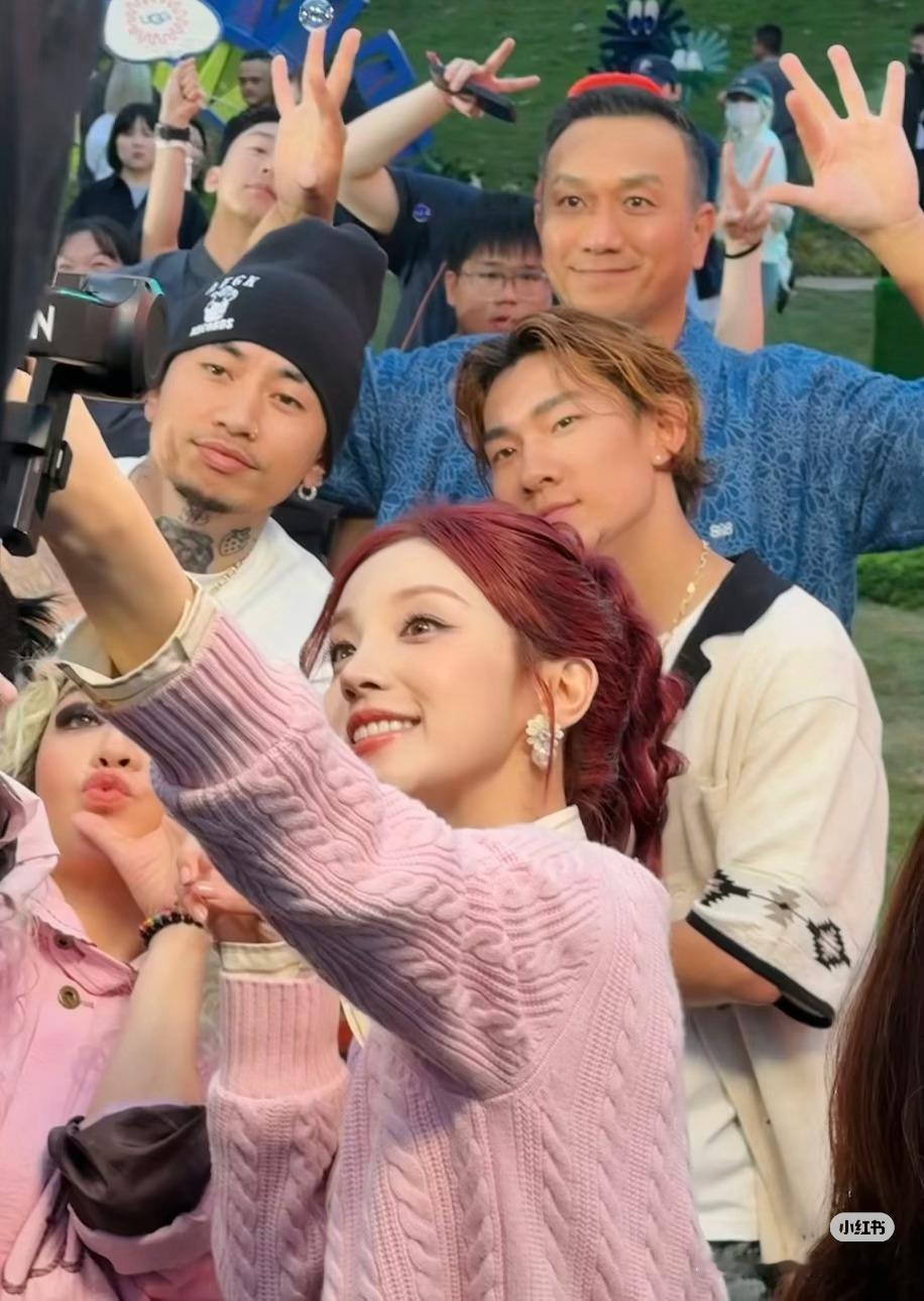 苏翊鸣看见宋雨琦害羞了 苏翊鸣和宋雨琦今天活动同框还害羞了二位同框好养眼，期待今