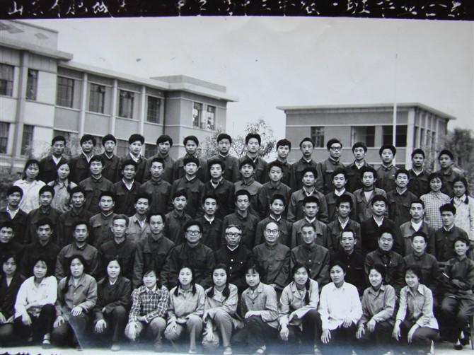 此毕业照拍摄于1984年春天，在高考预选之前。
那个时候，学校为了提高“升学率”