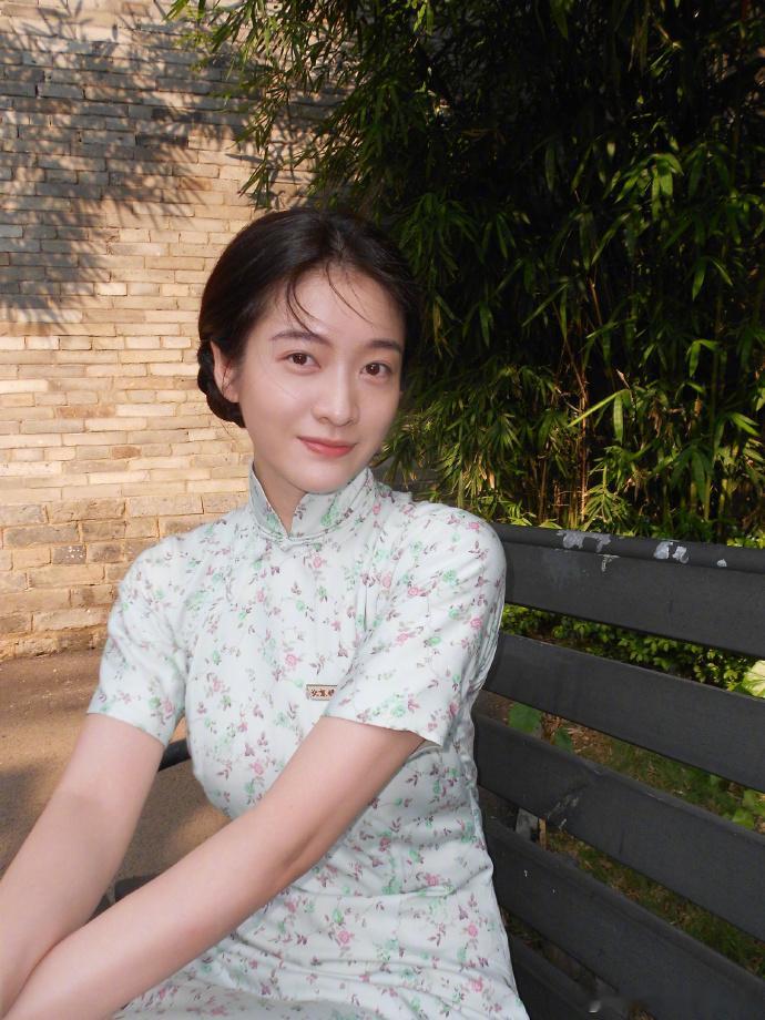 张雪迎演了冯小刚新电影 是胡同里伴着岁月长大的徐小妤，是窥见旁人半生心事的鲜活存