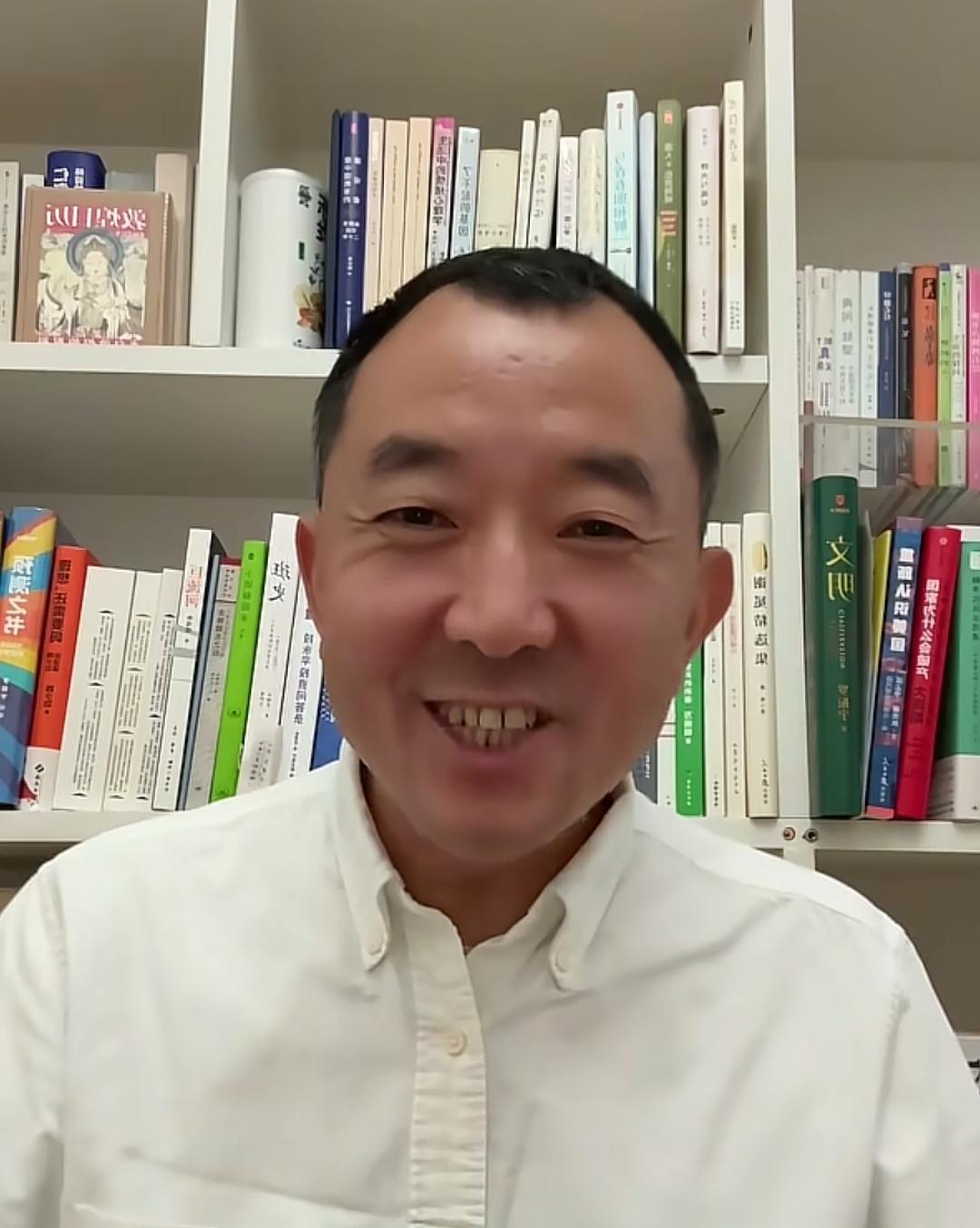 现在质疑陈行甲的那些人，其实也是最吹捧他的人！
陈行甲最近陷入舆论风波中，网上出