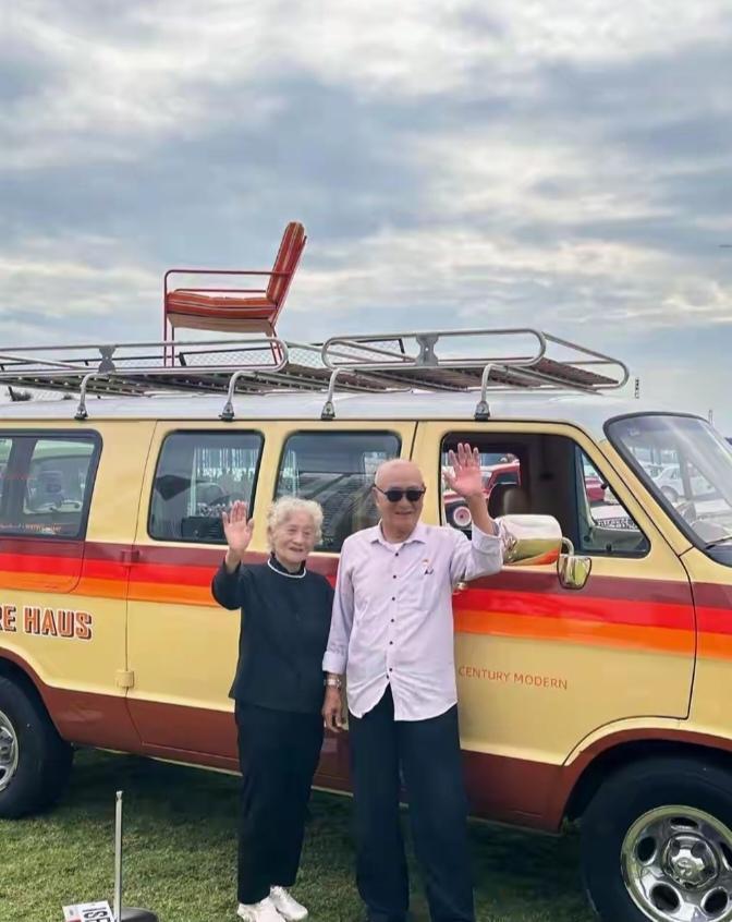 90岁老人自驾23年游遍全国，86岁老伴一路相伴：他16岁抗美援朝就会开车修车送