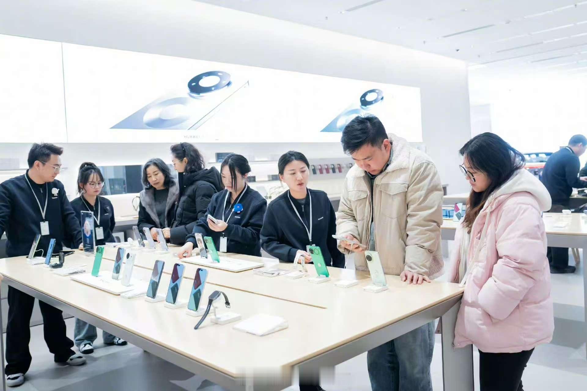 nova15系列开售人人我人人 华为nova15系列今天正式开售，看线下门店的人