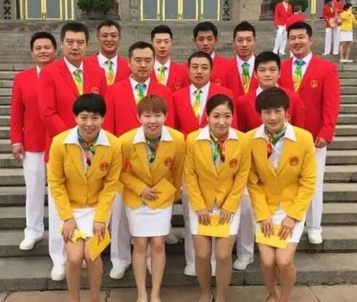 英姿飒爽的国乒成员同框旧照：

我认出了秀发覆额的丁宁、朱雨玲、李晓霞，扎着马尾