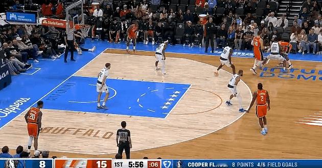 哈登倒地三分要不到哨子，一个人默默站起来太落寞了



哈登这个回合，还是挡拆后