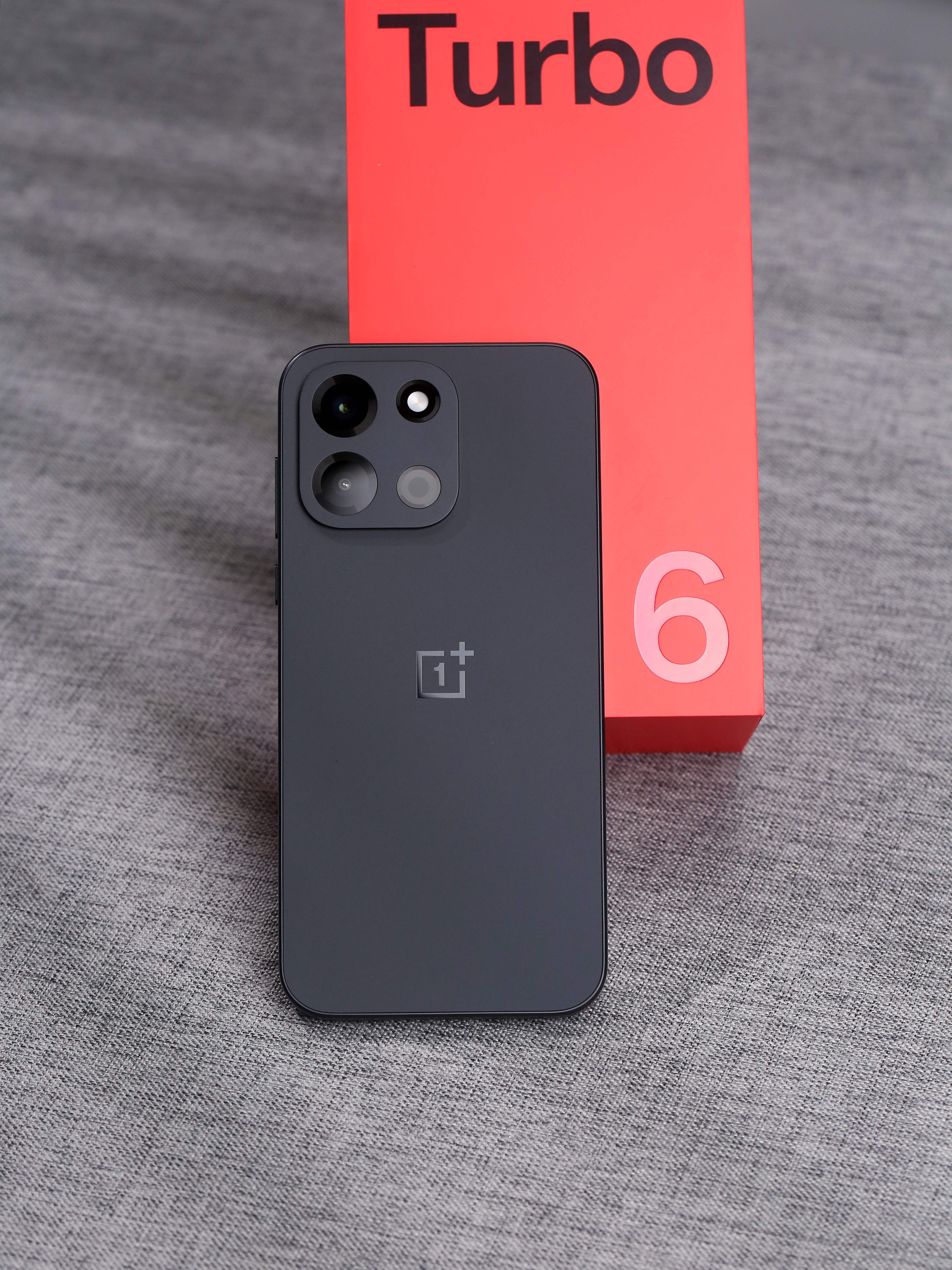 一加Turbo6一加 Turbo 6 独行黑开箱实拍图小质感挺在线的，值得一提是