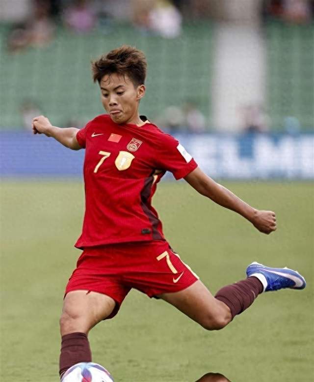 原来他就是王霜表哥，难怪她踢足球这么厉害，姨妈姨父待她如亲生