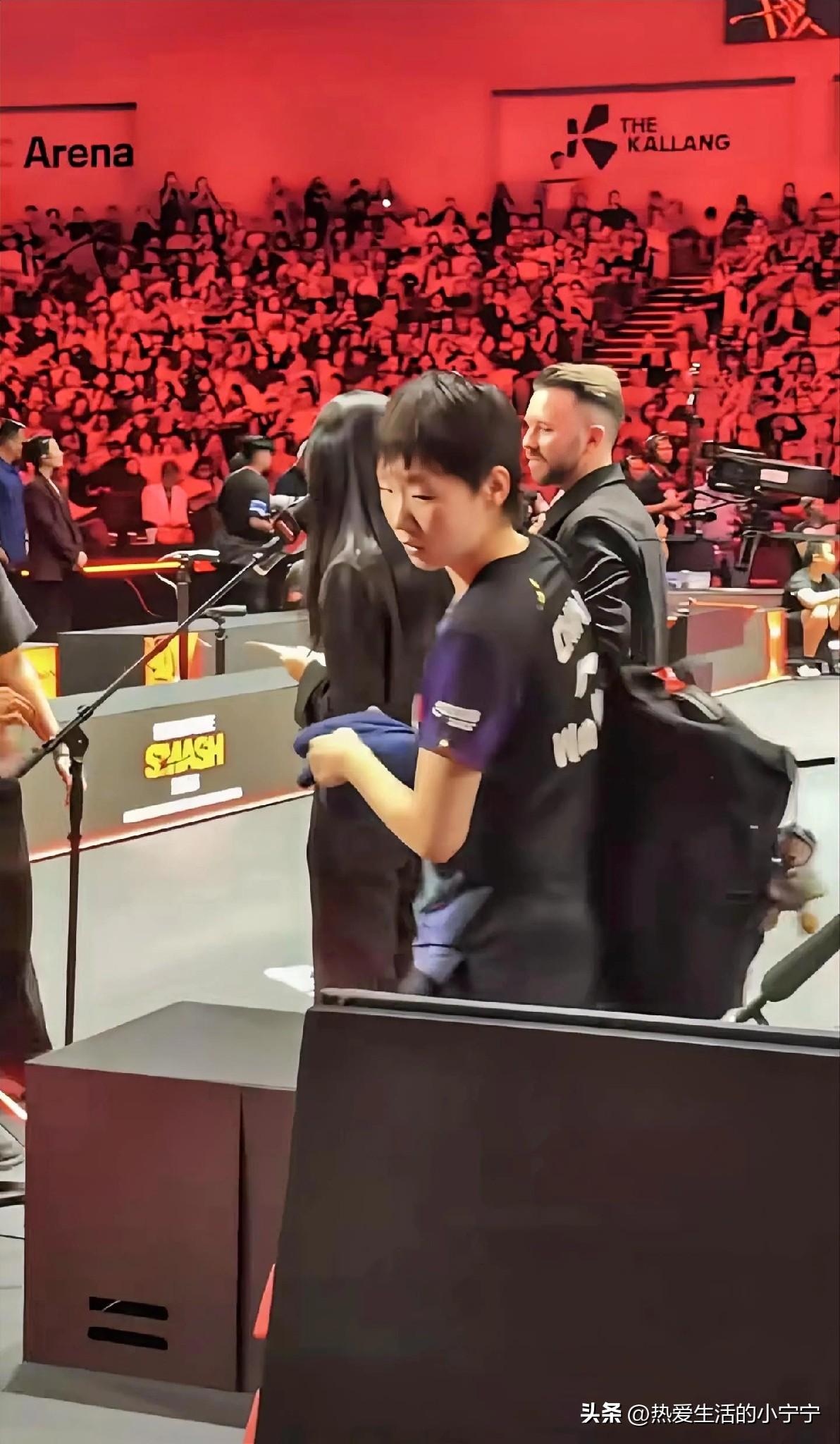 在全场球迷高喊“孙颖莎”的时候，曼昱选择了从容退场。
    王曼昱已经很棒了，