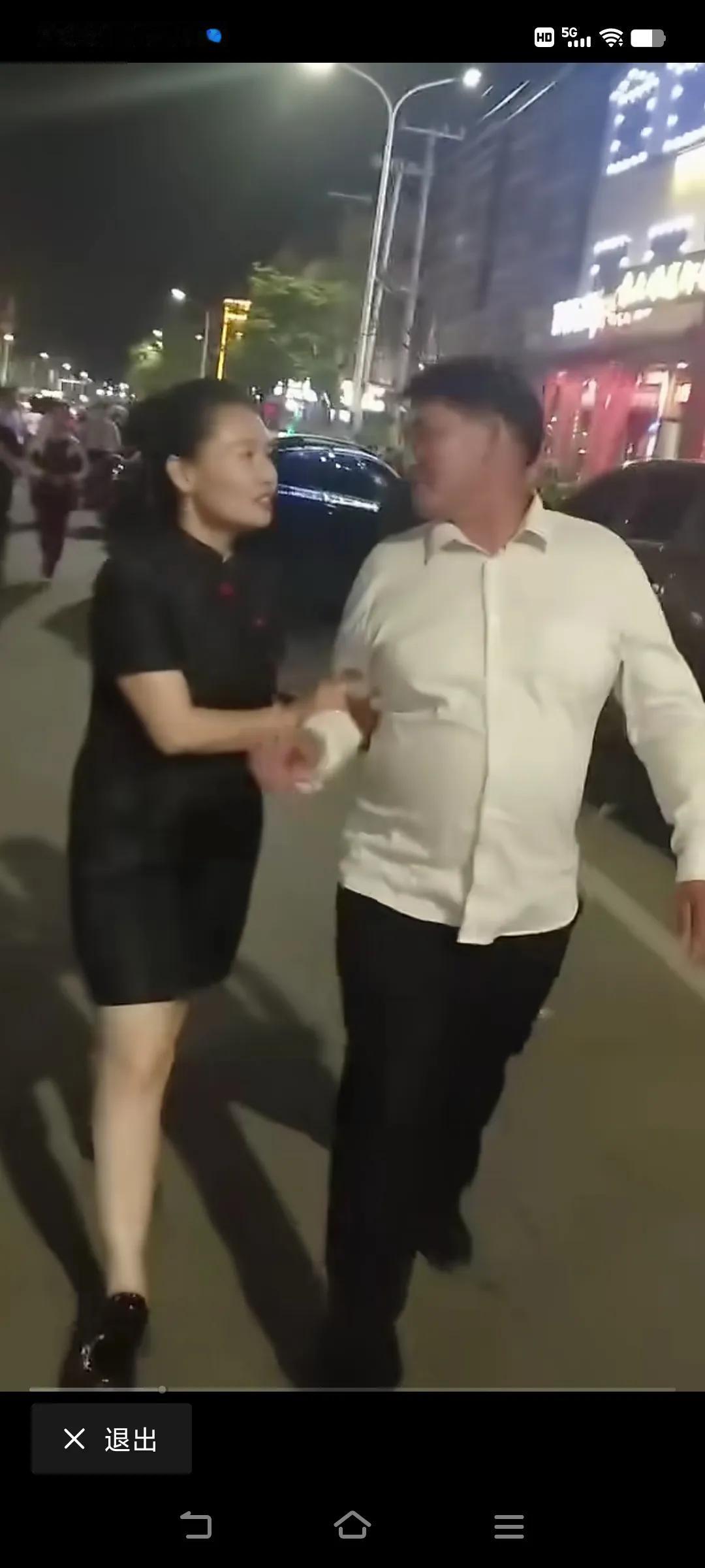 好你个潇洒的大衣哥，大衣嫂在后面追来了…哈哈哈，回家要跪搓衣板了！#朱之文那些事