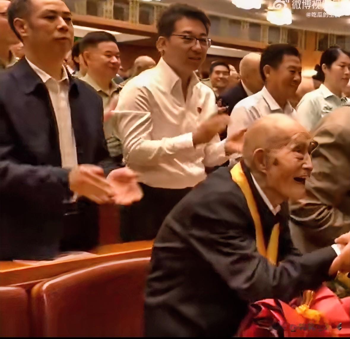 文艺晚会这幕，谁看了能不哭！

晚会上，当老兵们红着眼眶的样子出现在屏幕上，当遇