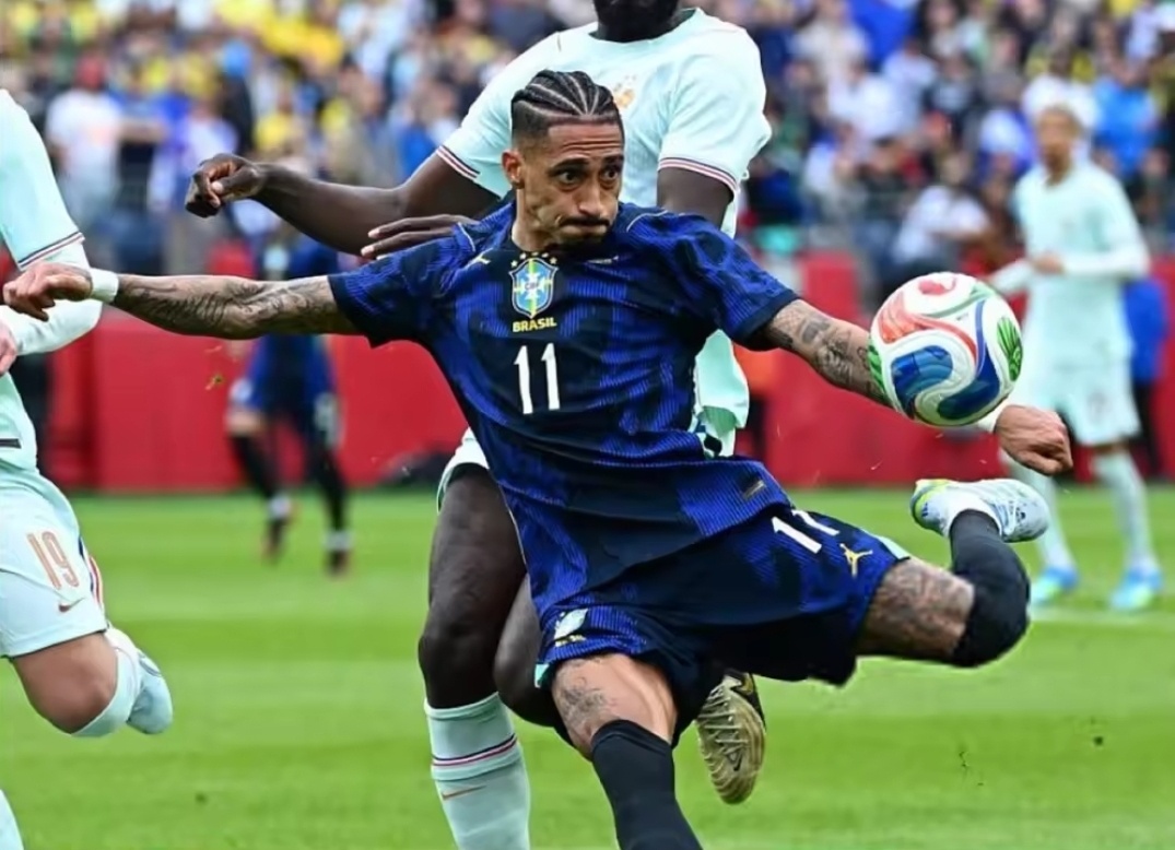 巴西1比2法国伤病再袭！TNT确认：拉菲尼亚半场被换下，因右大腿肌肉不适今日凌晨