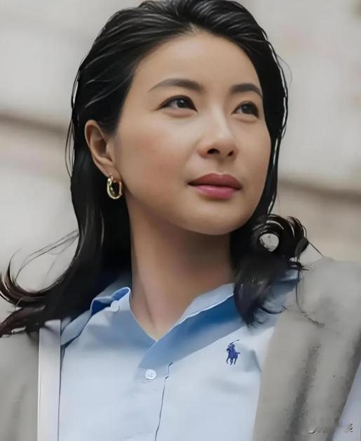 豪门育儿到底该砸钱还是放养？
郭晶晶给出第三种答案：实养。
不请保姆、不开小灶，