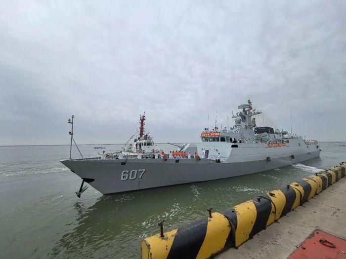 在人民海军成立77周年之际，4月21日，海军东营舰首次靠泊东营，后续将与东营市共
