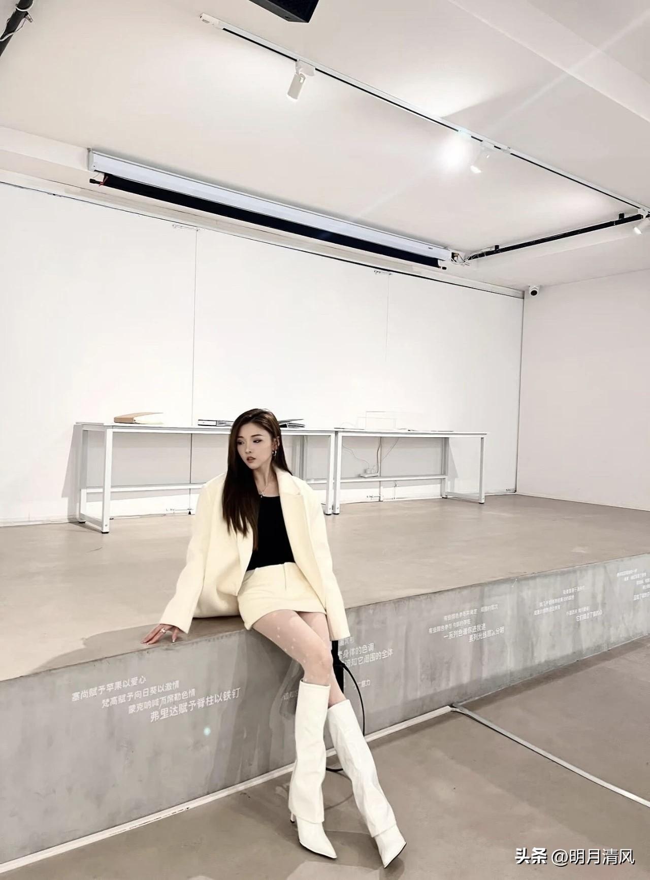 白色西装+白色长靴，这套搭配我琢磨了好一阵才发出来。

穿白色其实挺麻烦的——怕