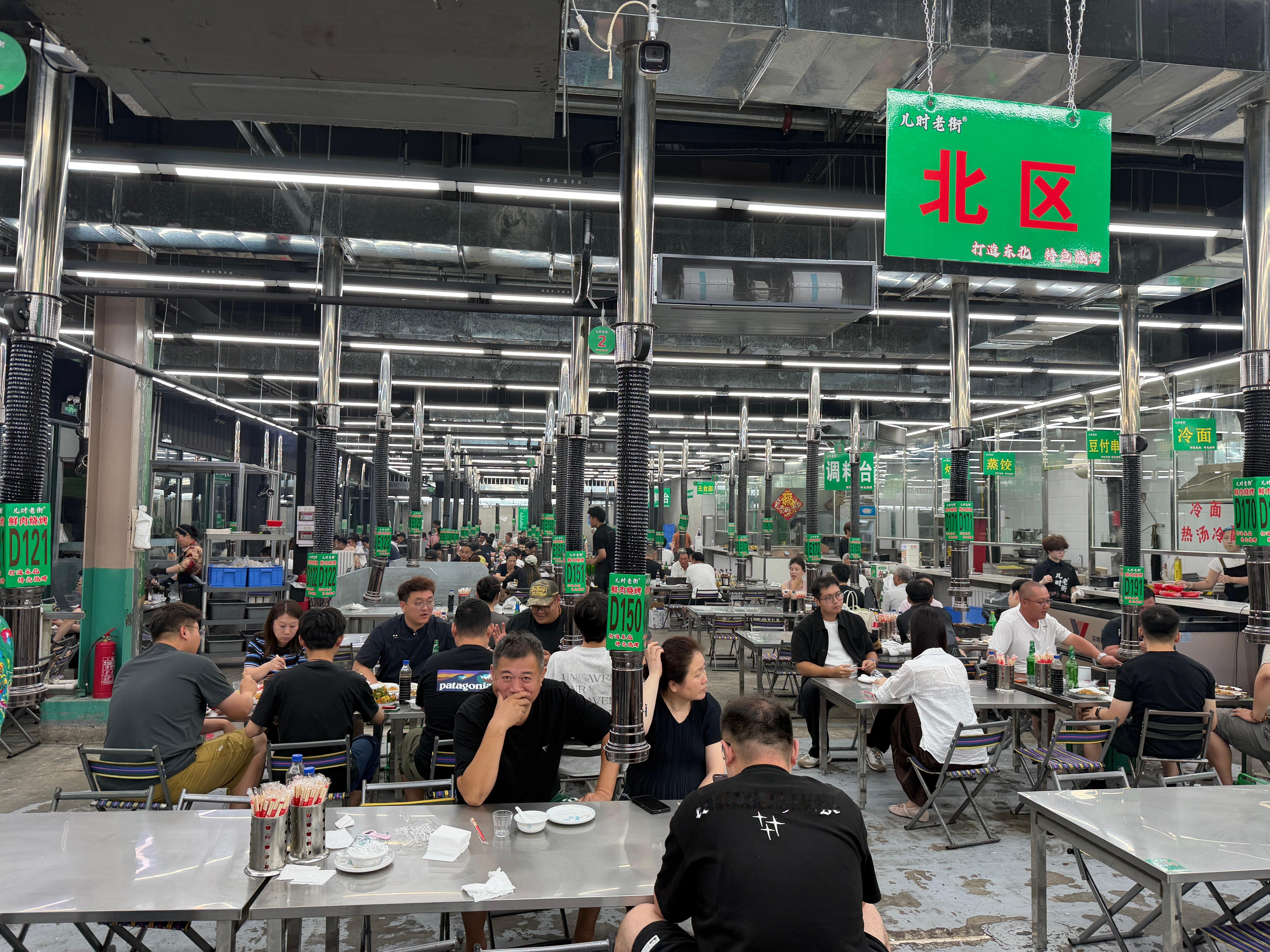 长春非常有特色的烧烤店叫做小贱烧烤，据说有二百多个位置，氛围感绝对拉满！这是我见
