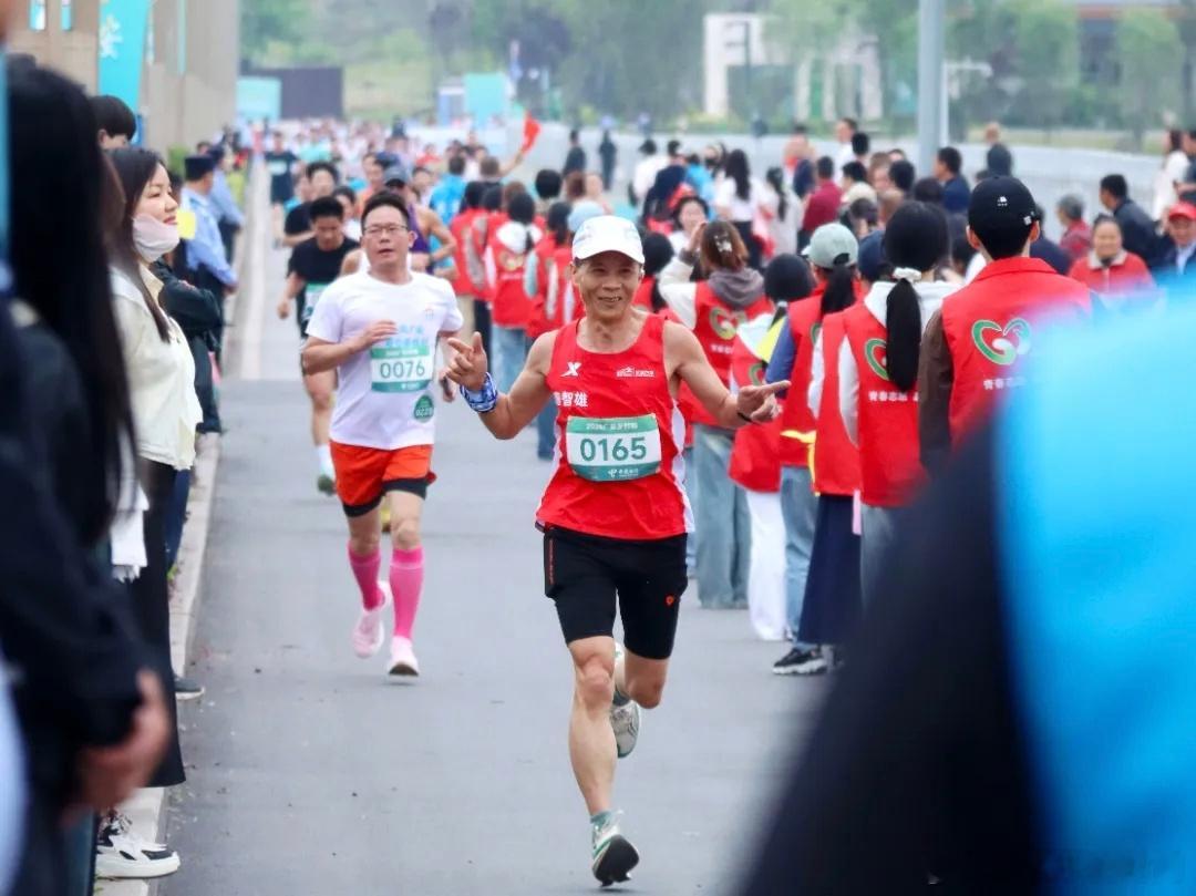 四川这场家门口的乡村跑被刷屏了一场接地气的乡村跑刷屏全网，褪去城市赛道的刻板，伴