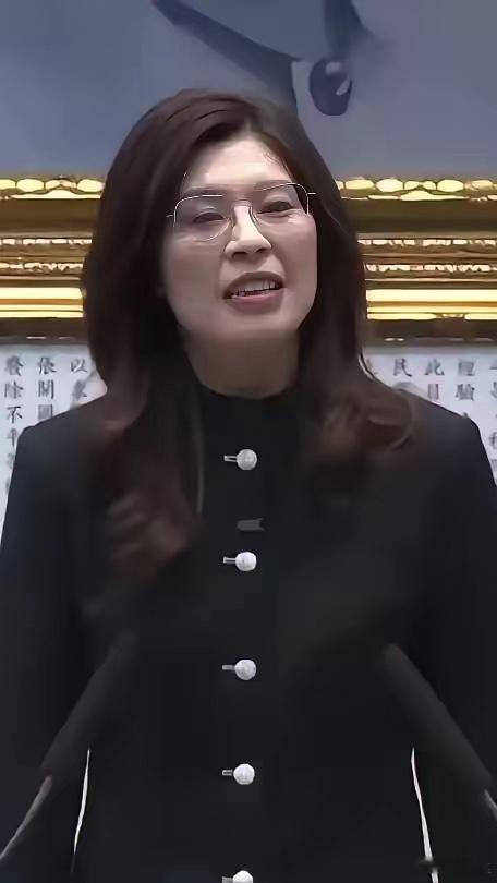 郑丽文马上要去美国了！但这次，她干了件极其漂亮的事。4月15日，郑丽文去美国之前