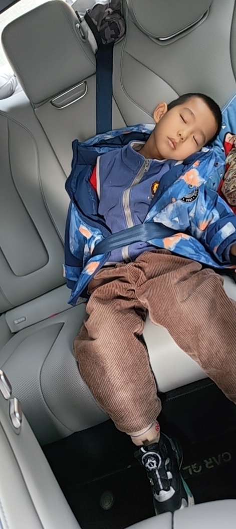 哎，我还给说话呢，回头一看，娃都睡着了。