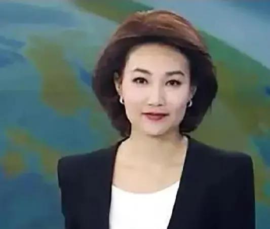 每晚的央视新闻联播，发现李梓萌出镜越来越少了，是不是也好到退休年龄了，或者是开始