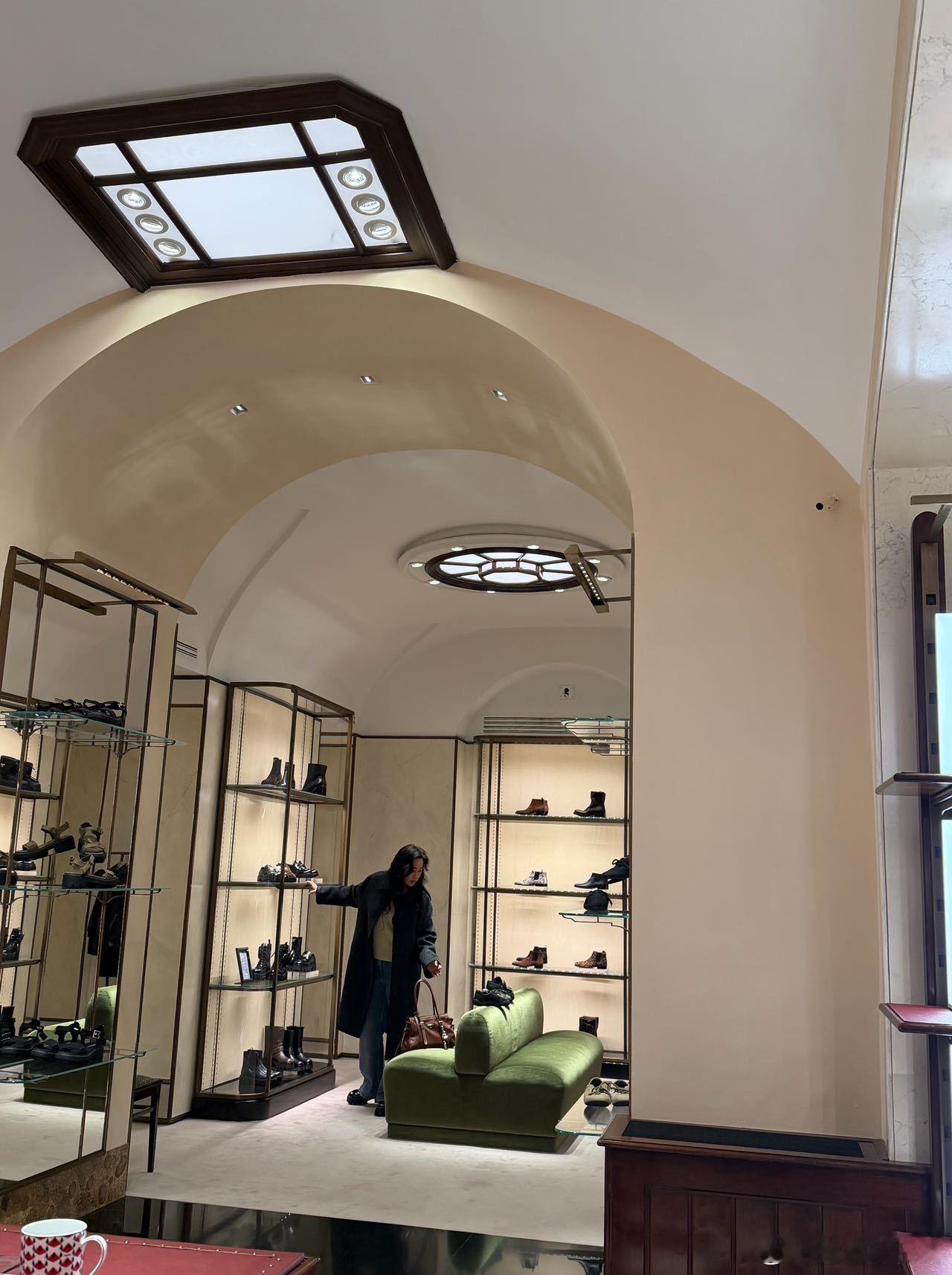 贾玲晒米兰时装秀照片 贾玲在Prada米兰时装周的新look太有范儿了！松弛随性