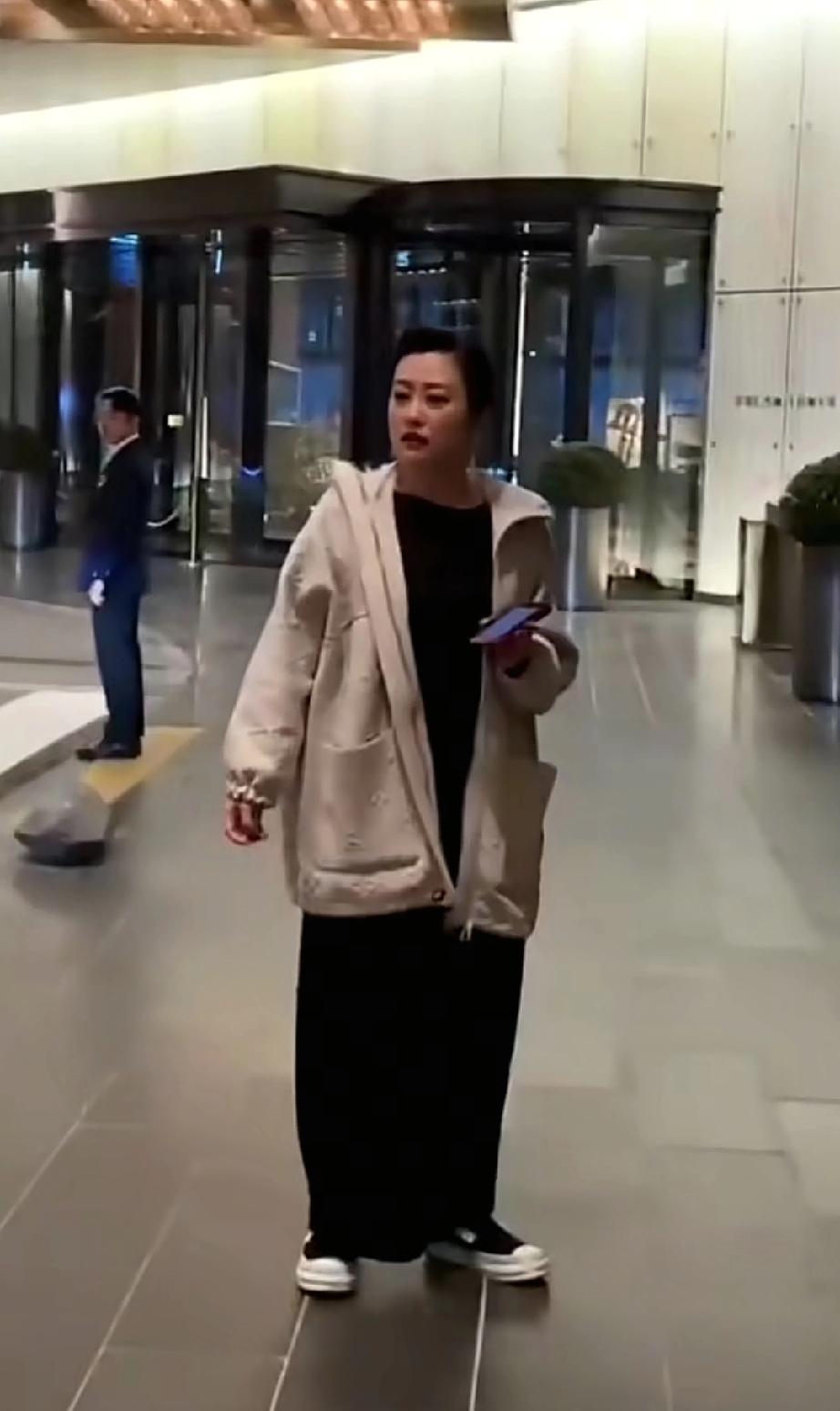 郝蕾和圈外前夫刘烨的双胞胎儿子都长这么高了，兄弟俩今年13岁左右，长得像极了郝蕾